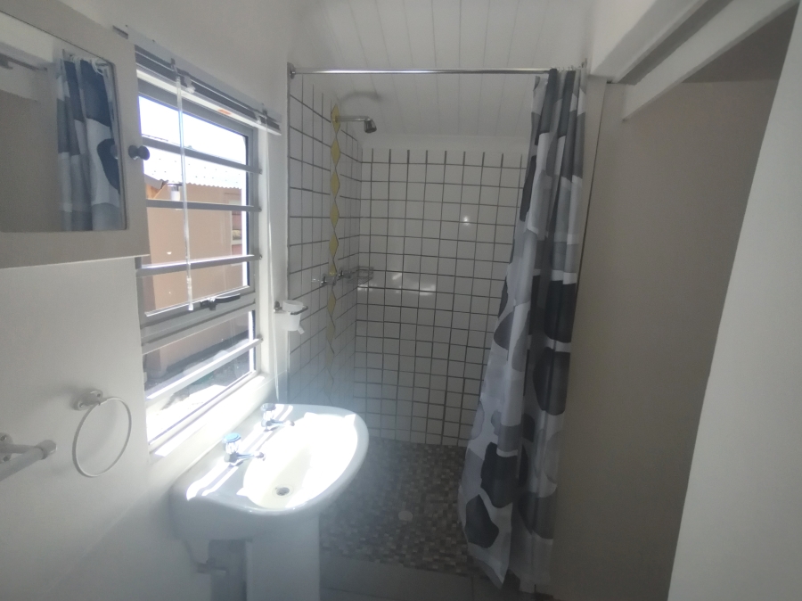 To Let 1 Bedroom Property for Rent in Peerless Park East Western Cape